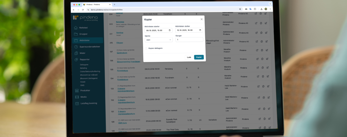 En person med laptop bruker Pindena påmeldingssystem for å kopiere en aktivitet