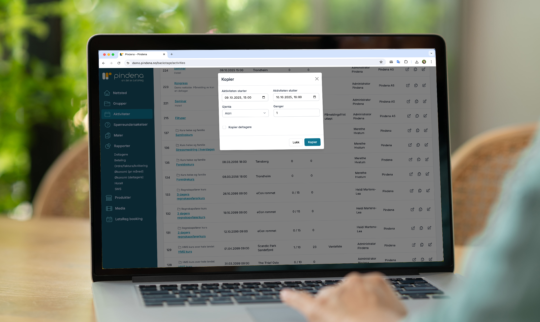 En person med laptop bruker Pindena påmeldingssystem for å kopiere en aktivitet